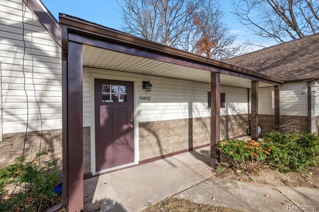 Builiding view twenty one for 9492 Round Lake, White Lake, MI. 48386