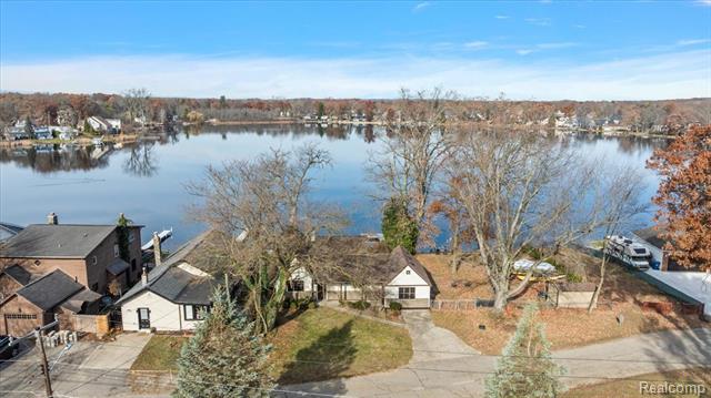 Builiding view two for 9492 Round Lake, White Lake, MI. 48386
