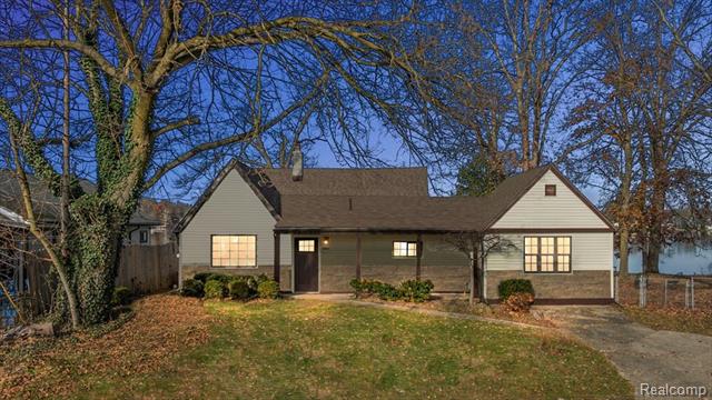 front view for 9492 Round Lake Blvd, White Lake, Mi. 48386