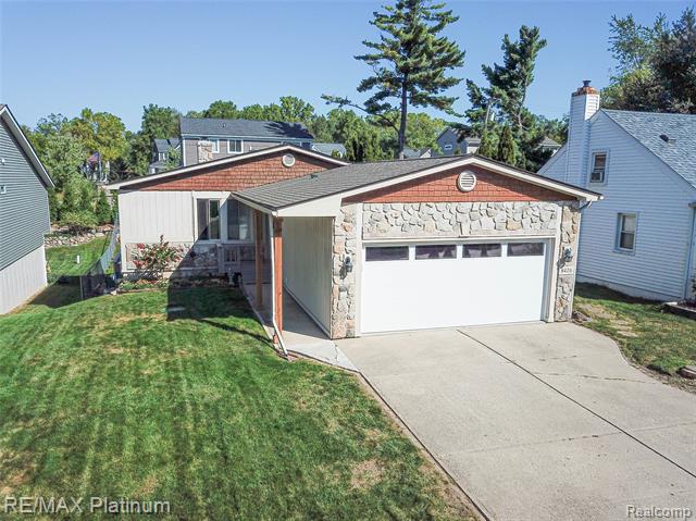 front view for 8426 Cooley Beach Dr, White Lake, Mi. 48386