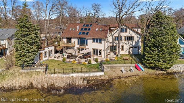 Builiding view eighty nine for 1100 Clearwater, White Lake, MI. 48386