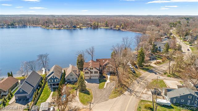 Builiding view eighty six for 1100 Clearwater, White Lake, MI. 48386