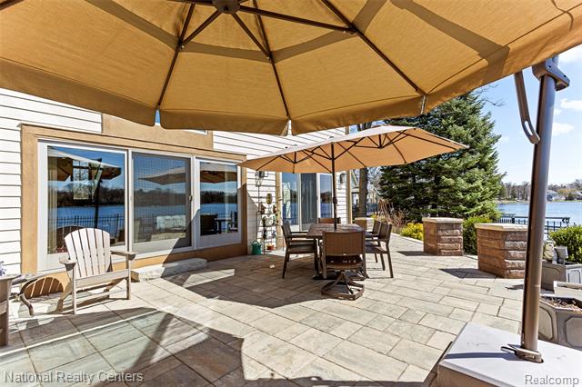 Builiding view seventy five for 1100 Clearwater, White Lake, MI. 48386