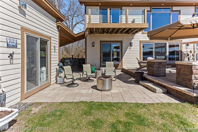 Builiding view seventy for 1100 Clearwater, White Lake, MI. 48386