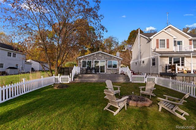 Builiding view one for 1921 Lakeview, Highland, MI. 48357