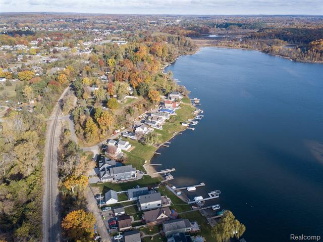 Builiding view thirty five for 1921 Lakeview, Highland, MI. 48357