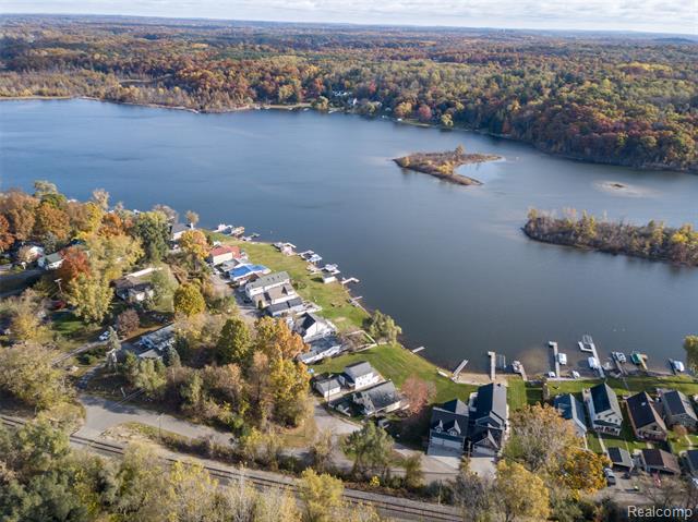 Builiding view thirty four for 1921 Lakeview, Highland, MI. 48357