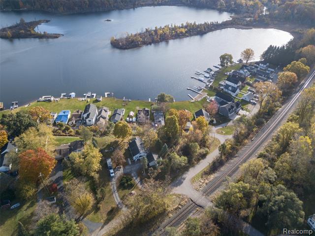 Builiding view thirty three for 1921 Lakeview, Highland, MI. 48357