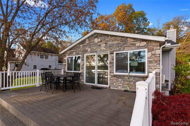 Builiding view thirty for 1921 Lakeview, Highland, MI. 48357