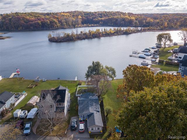 Builiding view three for 1921 Lakeview, Highland, MI. 48357