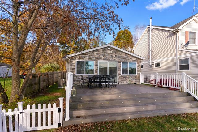 Builiding view twenty nine for 1921 Lakeview, Highland, MI. 48357