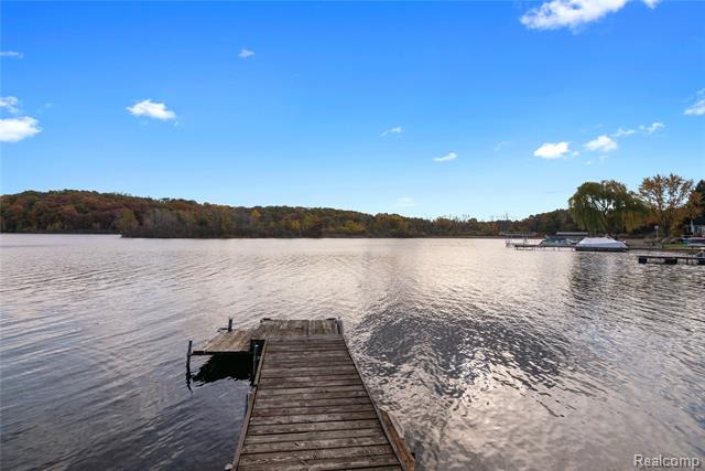 Builiding view twenty seven for 1921 Lakeview, Highland, MI. 48357