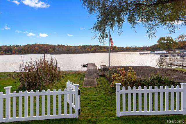 Builiding view two for 1921 Lakeview, Highland, MI. 48357