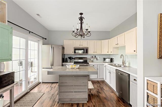 Builiding view seven for 243 Oak Ridge, Pontiac, MI. 48341