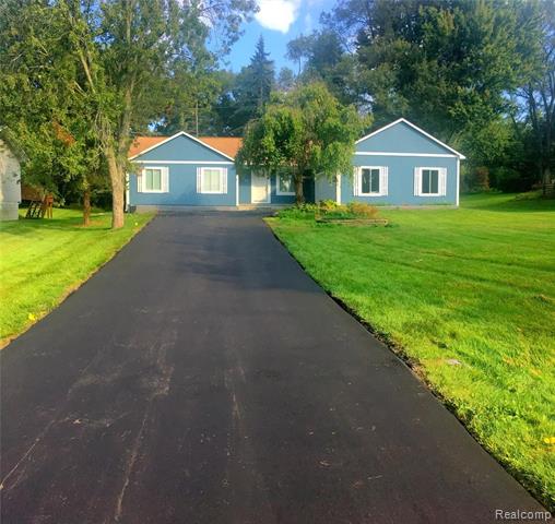 front view for 1188 Pinecrest Dr, White Lake, Mi. 48386