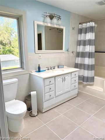 Builiding view fifty five for 8871 Lakeview, White Lake, MI. 48386