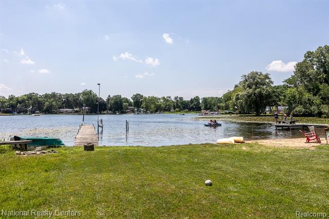 Builiding view seventy two for 8871 Lakeview, White Lake, MI. 48386