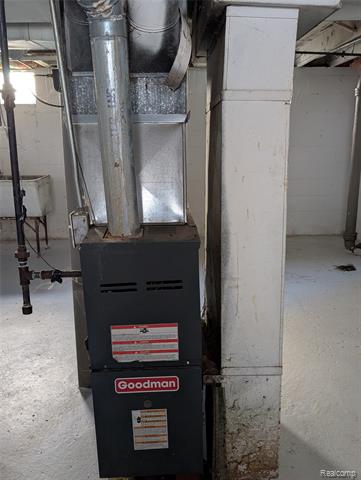 Builiding view fifteen for 305 South W, Pontiac, MI. 48341