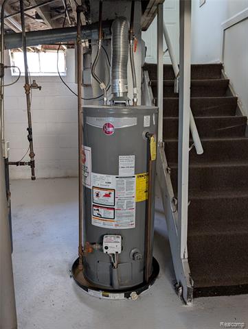 Builiding view fourteen for 305 South W, Pontiac, MI. 48341