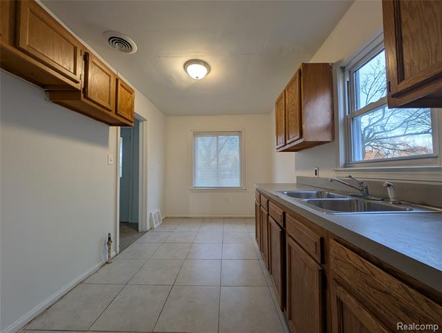 Builiding view nineteen for 305 South W, Pontiac, MI. 48341