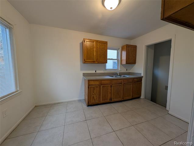 Builiding view sixteen for 305 South W, Pontiac, MI. 48341