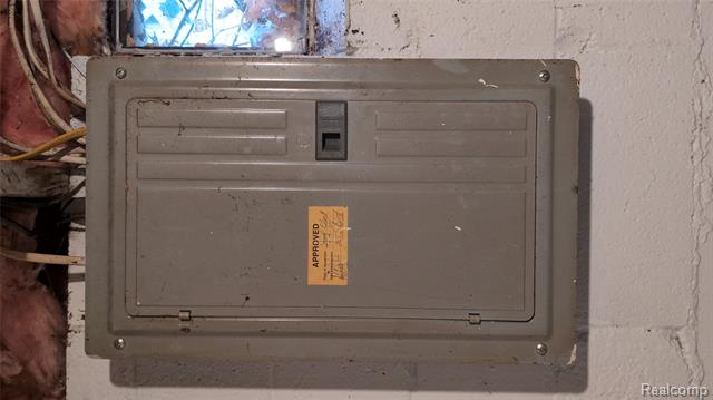 Builiding view twenty five for 305 South W, Pontiac, MI. 48341