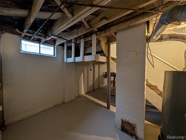 Builiding view twenty four for 305 South W, Pontiac, MI. 48341