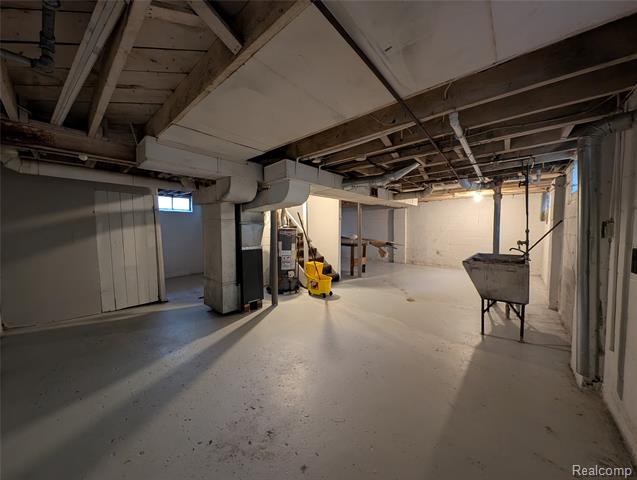 Builiding view twenty one for 305 South W, Pontiac, MI. 48341