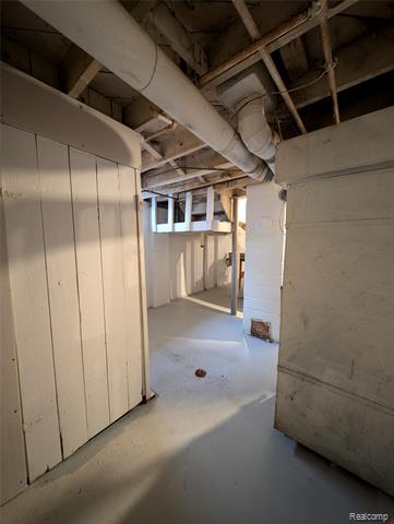 Builiding view twenty two for 305 South W, Pontiac, MI. 48341