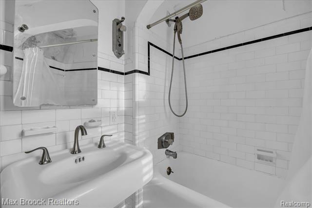 Builiding view eighteen for 2085 Pontiac, Keego Harbor, MI. 48320