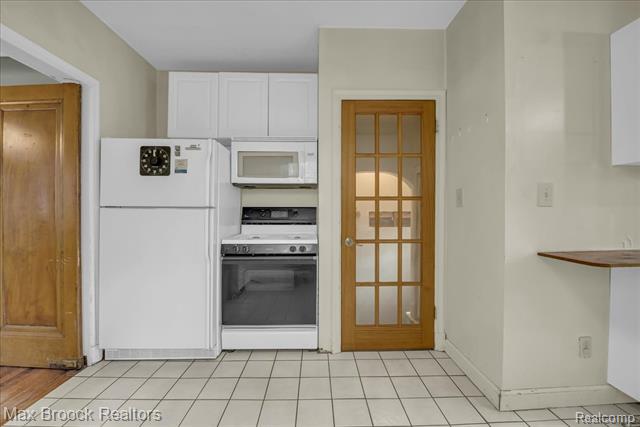 Builiding view eleven for 2085 Pontiac, Keego Harbor, MI. 48320