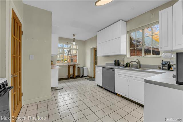 Builiding view ten for 2085 Pontiac, Keego Harbor, MI. 48320