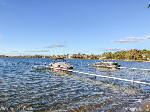 Builiding view thirty five for 2085 Pontiac, Keego Harbor, MI. 48320