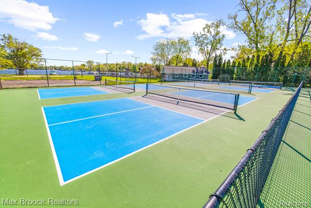 Builiding view thirty four for 2085 Pontiac, Keego Harbor, MI. 48320