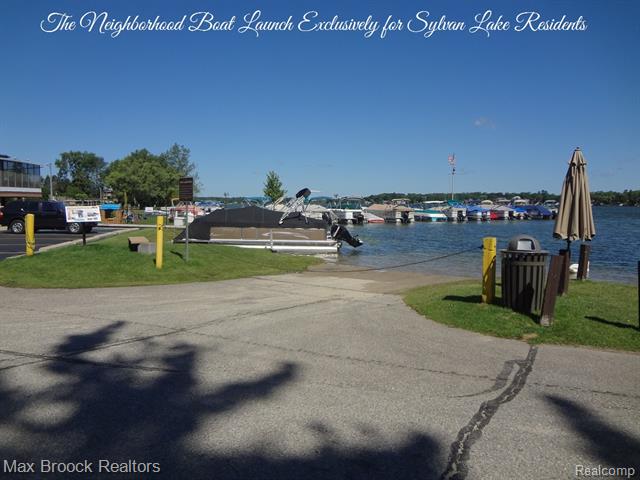 Builiding view thirty one for 2085 Pontiac, Keego Harbor, MI. 48320