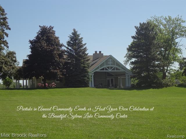 Builiding view thirty three for 2085 Pontiac, Keego Harbor, MI. 48320