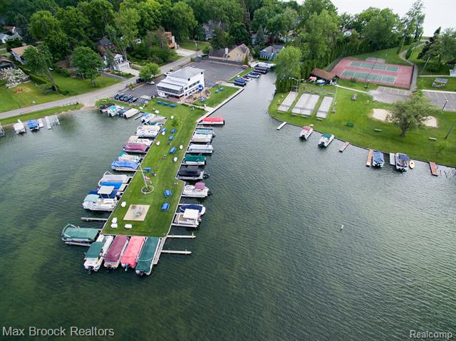 Builiding view thirty two for 2085 Pontiac, Keego Harbor, MI. 48320