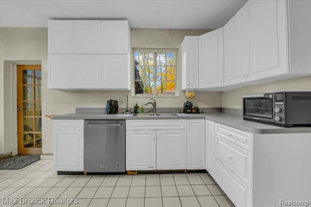 Builiding view twelve for 2085 Pontiac, Keego Harbor, MI. 48320