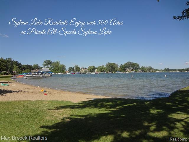 Builiding view twenty eight for 2085 Pontiac, Keego Harbor, MI. 48320