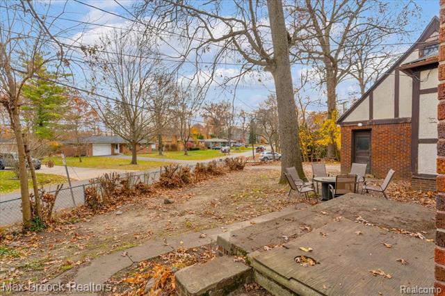 Builiding view twenty five for 2085 Pontiac, Keego Harbor, MI. 48320