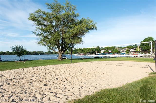 Builiding view twenty four for 2085 Pontiac, Keego Harbor, MI. 48320