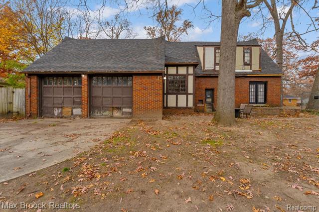 Builiding view twenty seven for 2085 Pontiac, Keego Harbor, MI. 48320