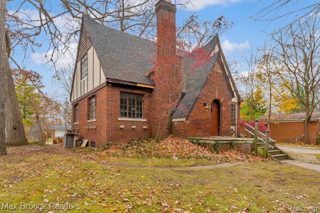 Builiding view twenty six for 2085 Pontiac, Keego Harbor, MI. 48320