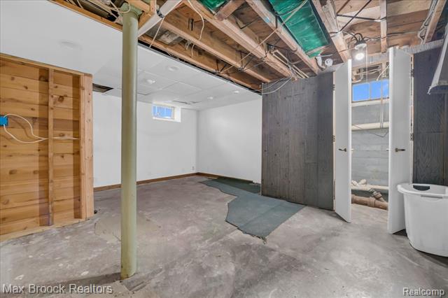 Builiding view twenty three for 2085 Pontiac, Keego Harbor, MI. 48320