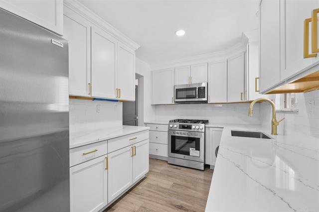 Builiding view eight for 2051 Avondale, Keego Harbor, MI. 48320