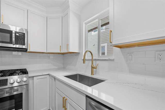 Builiding view nine for 2051 Avondale, Keego Harbor, MI. 48320