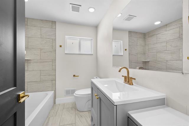 Builiding view seventeen for 2051 Avondale, Keego Harbor, MI. 48320