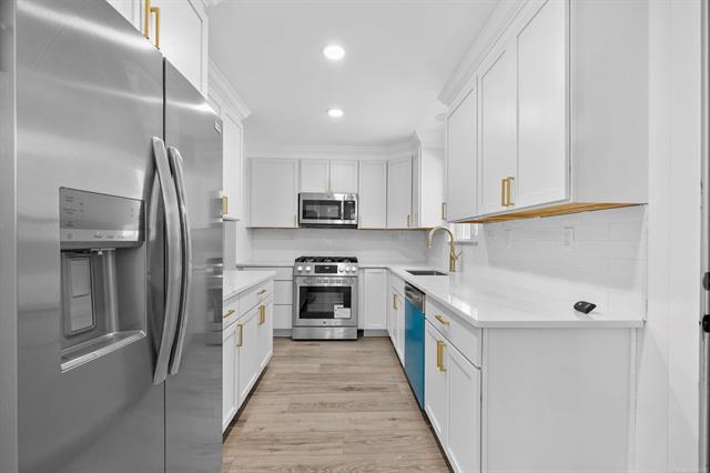 Builiding view ten for 2051 Avondale, Keego Harbor, MI. 48320