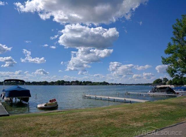 Builiding view thirty four for 2051 Avondale, Keego Harbor, MI. 48320