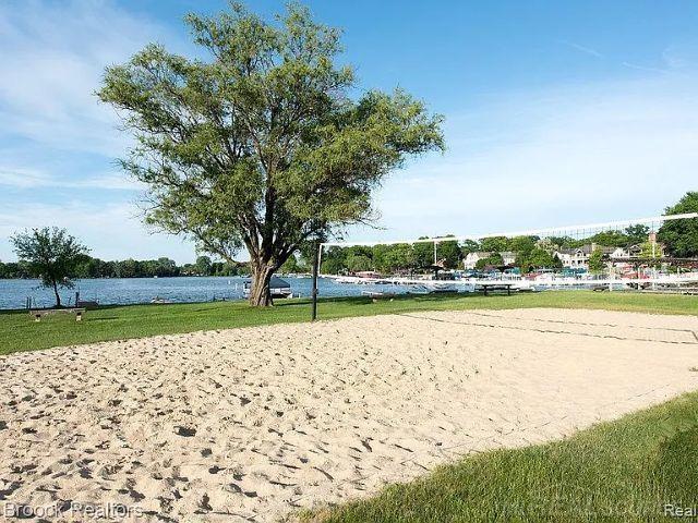 Builiding view thirty two for 2051 Avondale, Keego Harbor, MI. 48320